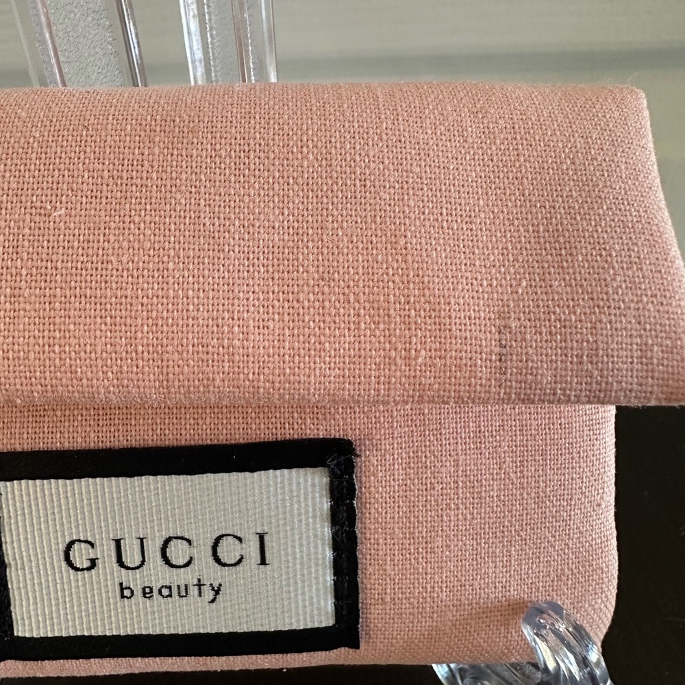 Gucci Beauty Pink Cotton Pouch with Comb – Satin Floral Interior - Picture 3 of 10